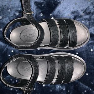 BLACK STRAPPY SANDALS